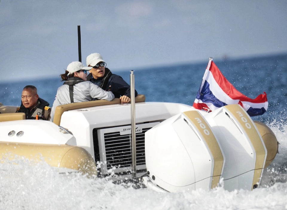 'ในหลวง' ทรงส่งเสด็จ 'พระราชินี' ก่อนทรงเรือใบร่วมทีมชาติไทย ที่ภูเก็ต