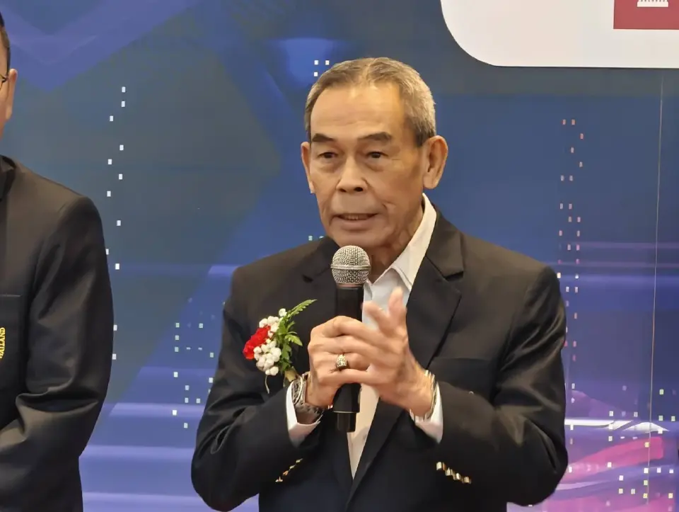 พลเอกจำลอง บุญกระพือ ประธานอำนวยการราชตฤณมัยสมาคมฯ