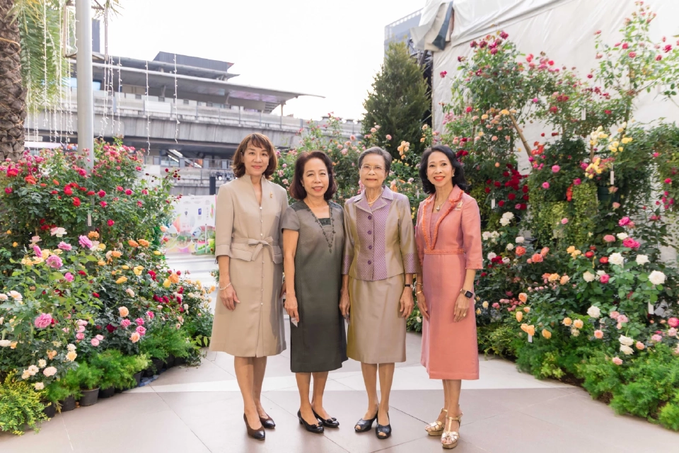 กรมสมเด็จพระเทพฯ เสด็จพระราชดำเนินทอดพระเนตรการจัดแสดงกุหลาบกว่า 260 สายพันธุ์ ในงาน 'กุหลาบรวมน้ำใจ เทิดไท้องค์ราชัน'