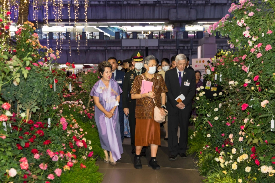 กรมสมเด็จพระเทพฯ เสด็จพระราชดำเนินทอดพระเนตรการจัดแสดงกุหลาบกว่า 260 สายพันธุ์ ในงาน 'กุหลาบรวมน้ำใจ เทิดไท้องค์ราชัน'
