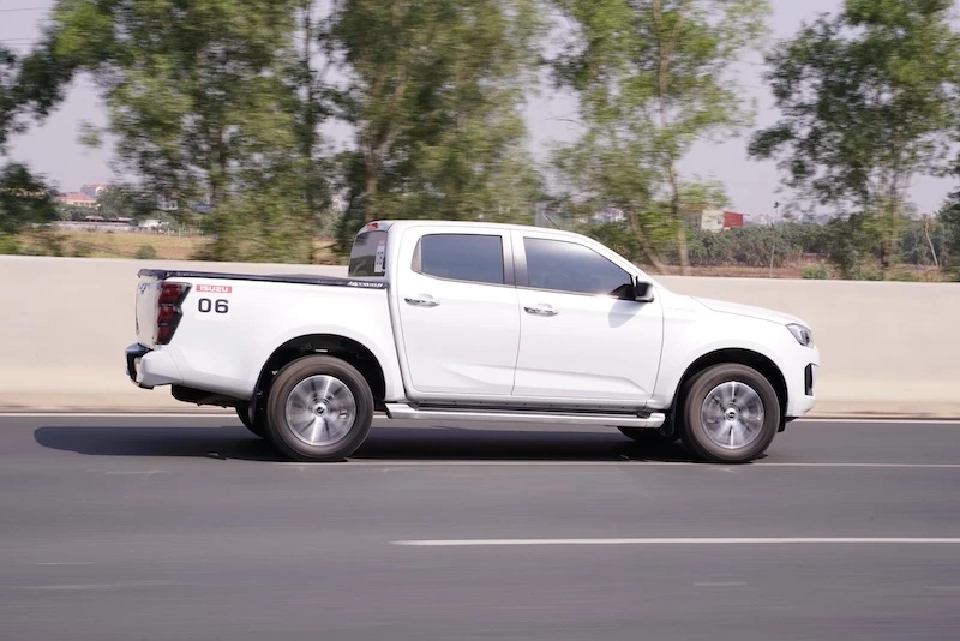 รีวิว อีซูซุ ดีแมคซ์ 2.2 Ddi MAXFORCE เครื่องยนต์ใหม่ ตะลุยไกลถึงเวียดนาม