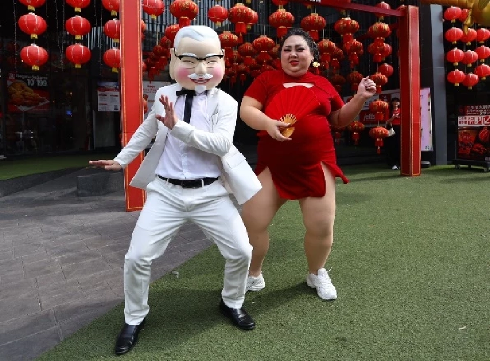 เล่นใหญ่ KFC แปลงโฉมผู้พันแซนเดอร์สเป็น \"แป๊ะยิ้ม\" รับตรุษจีน 68