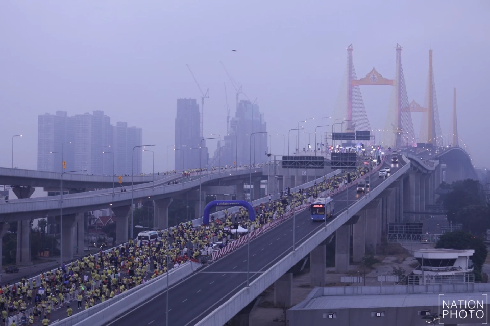 ภาพประวัติศาสตร์ 1.2 หมื่นชีวิต เดิน-วิ่ง ฉลองเปิด "สะพานทศมราชัน"