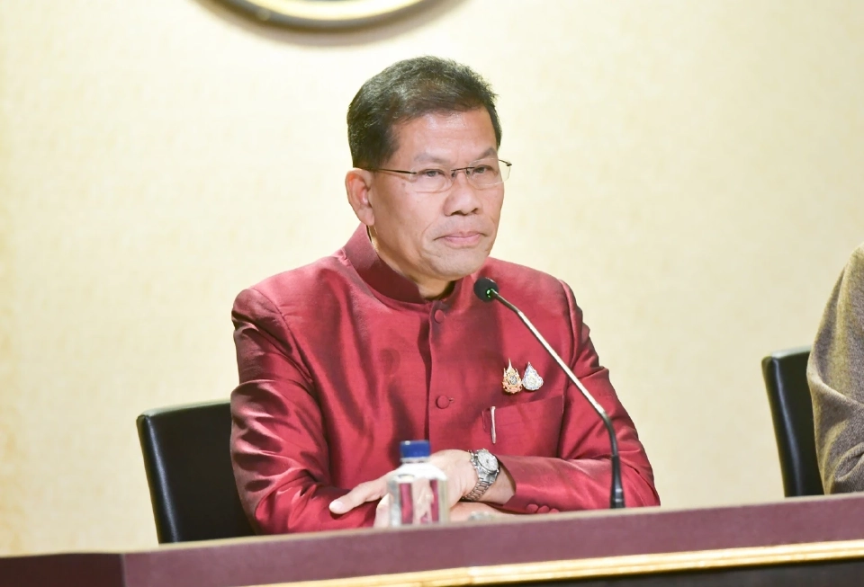  นายคารม พลพรกลาง 