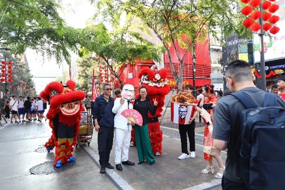 เล่นใหญ่ KFC แปลงโฉมผู้พันแซนเดอร์สเป็น \"แป๊ะยิ้ม\" รับตรุษจีน 68