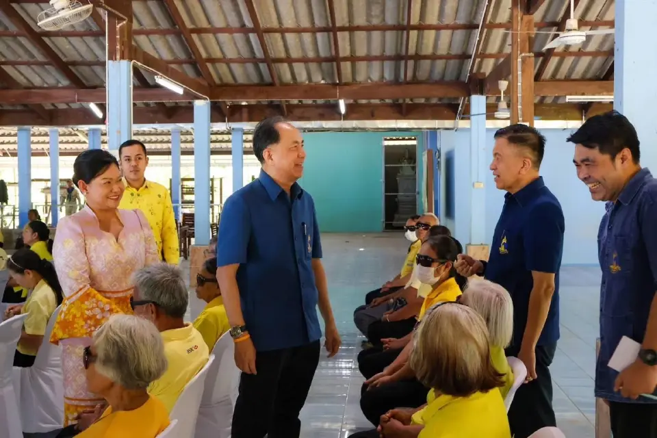 ปิดทองหลังพระฯ ลงนราธิวาส นำทีมหมอตรวจสายตา-ตัดแว่น พื้นที่ห่างไกล