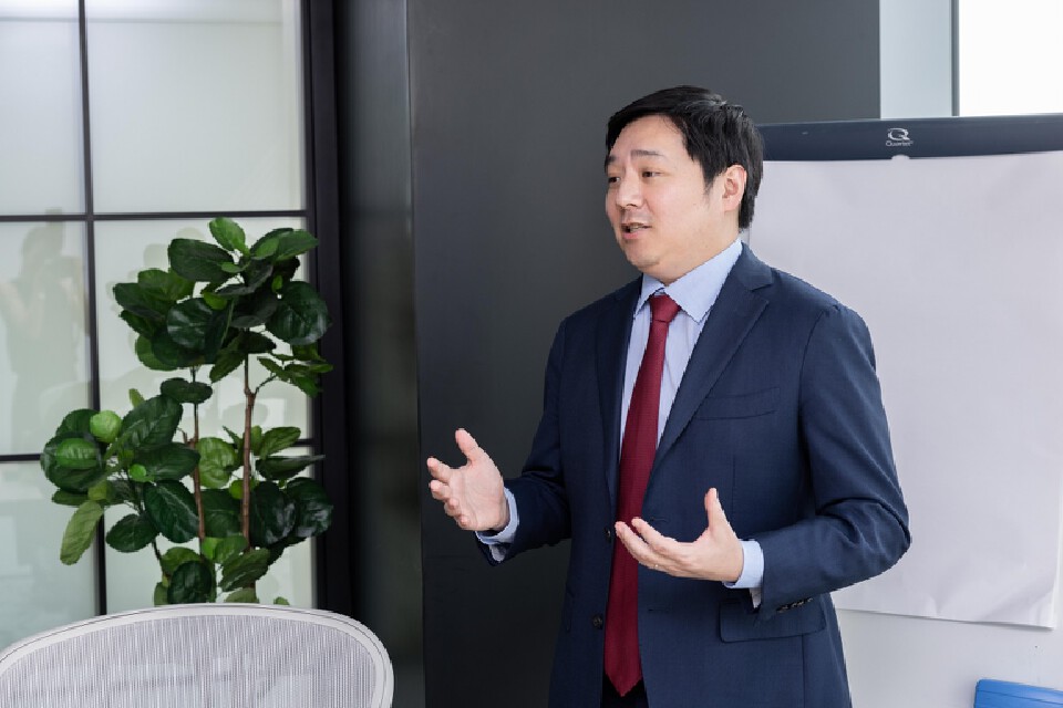 นายเซาไก ฟาน (Shaokai Fan) หัวหน้าภูมิภาคเอเชียแปซิฟิก (ไม่รวมประเทศจีน) และหัวหน้าฝ่ายธนาคารกลางระดับโลก ของสภาทองคำโลก