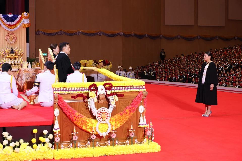 ‘ในหลวง-พระราชินี’ เสด็จฯ พระราชทานปริญญาบัตร ม.ธรรมศาสตร์ วันที่ 2