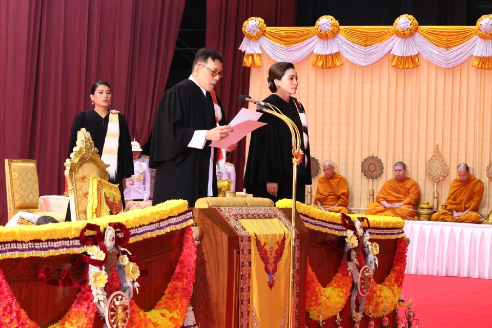 ‘ในหลวง-พระราชินี’ เสด็จฯ พระราชทานปริญญาบัตร ม.ธรรมศาสตร์ วันที่ 2