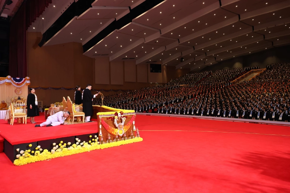 ‘ในหลวง-พระราชินี’ เสด็จฯ พระราชทานปริญญาบัตร ม.ธรรมศาสตร์ วันที่ 2