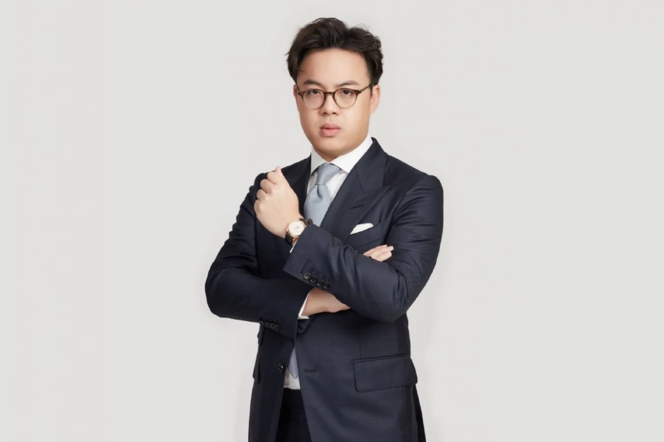 นายตรีรัตน์ ศิริจันทโรภาส อดีตรองเลขาธิการพรรคไทยสร้างไทย ซึ่งปัจจุบันเป็นนักธุรกิจทำพลังงานสะอาด