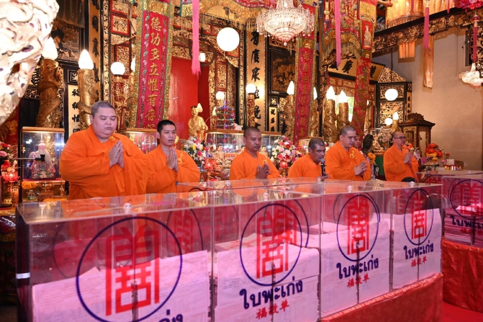 มูลนิธิป่อเต็กตึ๊งจัดพิธีเวียนธูปศักดิ์สิทธิ์ เนื่องในเทศกาลตรุษจีน 2568