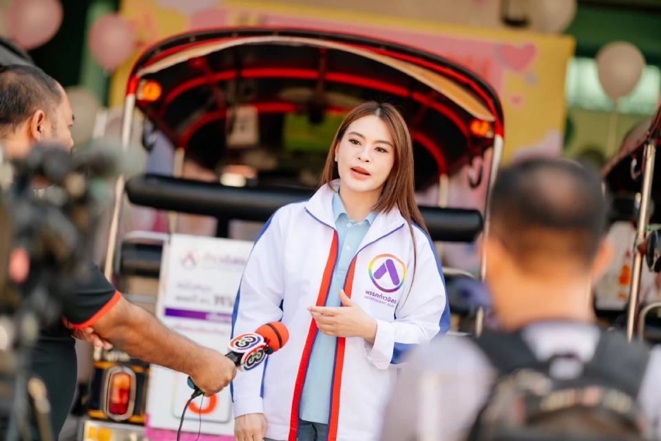 นางสาวกชพร เวโรจน์ในฐานะหัวหน้าพรรคก้าวอิสระ หรืออินดี้