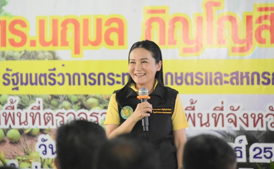 รมว.เกษตรฯ ลงพื้นที่ตรวจแปลงใหญ่มะพร้าวน้ำหอม เร่งผลักดันพืชเศรษฐกิจ