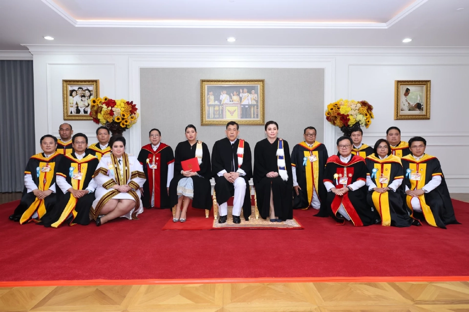 ‘ในหลวง-พระราชินี’ เสด็จฯ พระราชทานปริญญาบัตร ม.ธรรมศาสตร์ วันที่ 2