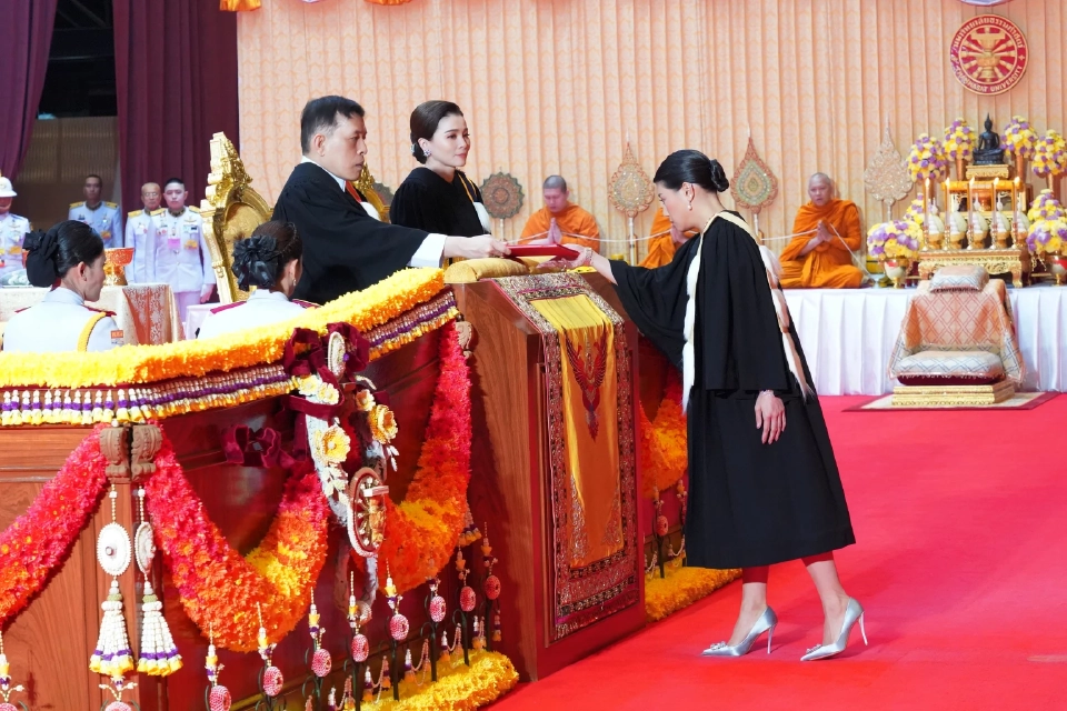 ‘ในหลวง-พระราชินี’ เสด็จฯ พระราชทานปริญญาบัตร ม.ธรรมศาสตร์ วันที่ 2