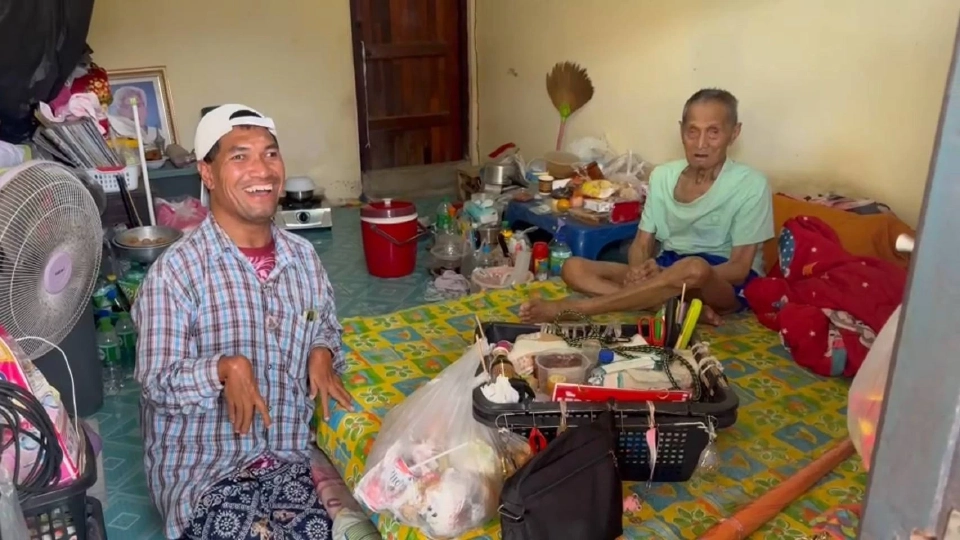 ตำรวจเมืองสมุทรสงครามจับกุมคนร้ายหลอกขายข้าวกล่องหนุ่มพิการยอดกตัญญู