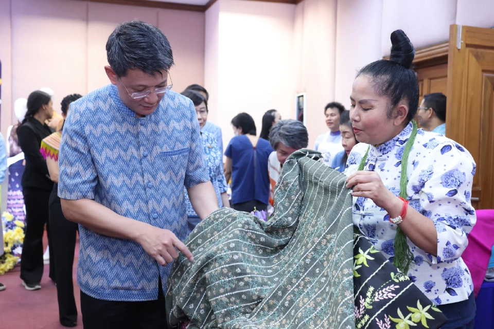 “กรมพัฒนาชุมชน” ดันงานสินค้า OTOP ภูมิภาค 2568 ตั้งเป้ารายได้แตะ 100 ล้าน