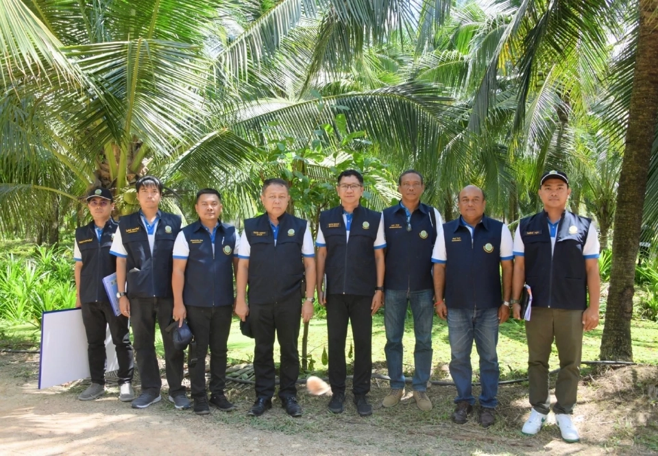 รมว.เกษตรฯ ลงพื้นที่ตรวจแปลงใหญ่มะพร้าวน้ำหอม เร่งผลักดันพืชเศรษฐกิจ