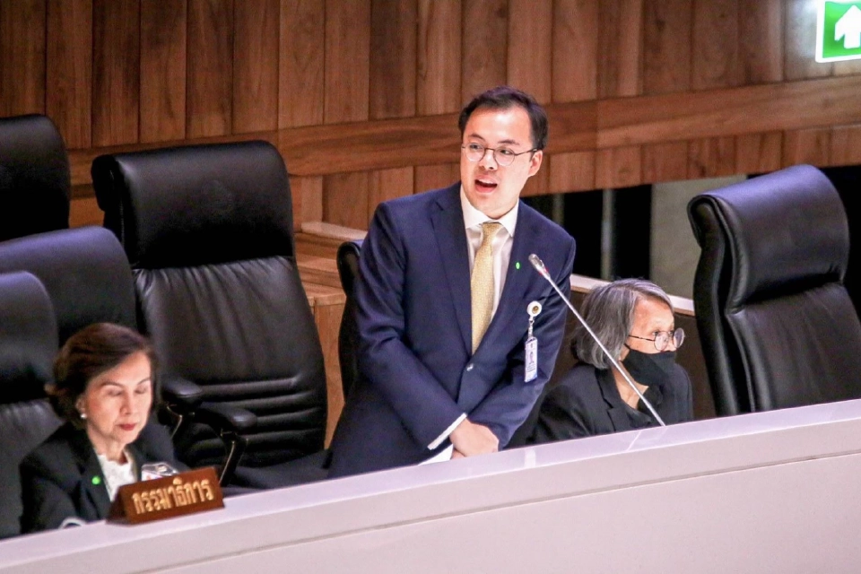 นายตรีรัตน์ ศิริจันทโรภาส อดีตรองเลขาธิการพรรคไทยสร้างไทย ซึ่งปัจจุบันเป็นนักธุรกิจทำพลังงานสะอาด