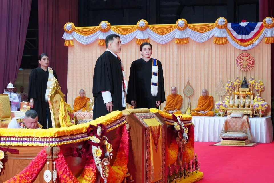 ‘ในหลวง-พระราชินี’ เสด็จฯ พระราชทานปริญญาบัตร ม.ธรรมศาสตร์ วันที่ 2