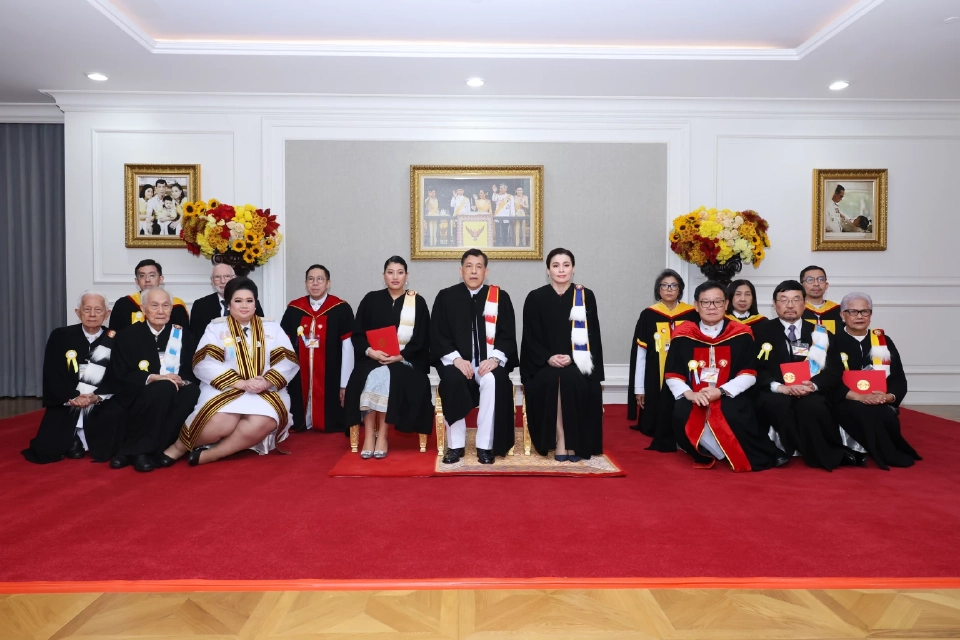 ‘ในหลวง-พระราชินี’ เสด็จฯ พระราชทานปริญญาบัตร ม.ธรรมศาสตร์ วันที่ 2