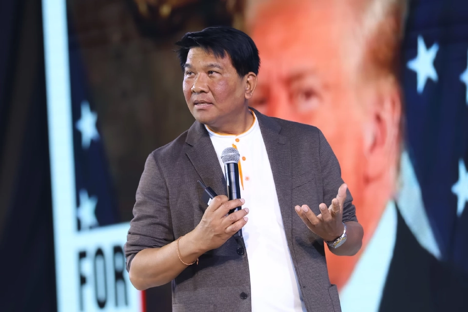 รองศาสตราจารย์ ดร.ธนวรรธน์ พลวิชัย