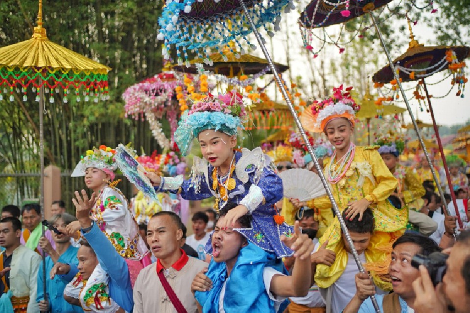 ประเพณีปอยส่างลอง