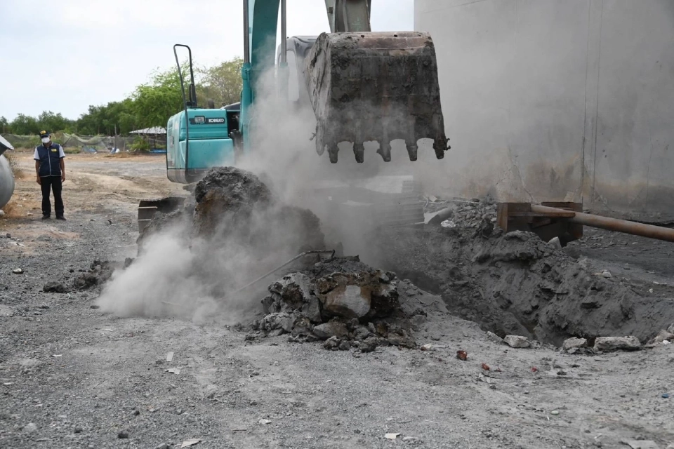 ด่วน! กระทรวงอุตฯสั่งปิด 4 รง. ซุกกากพิษ 3.5 หมื่นต้น ปล่อยมลพิษทำนาเกลือสีดำ  