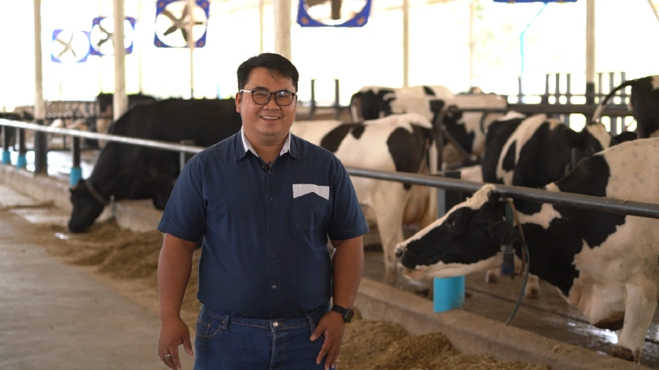 “อำพันฟาร์ม” ฟาร์มโคนมทันสมัย สร้างมาตรฐานใหม่ พลิกโฉมเกษตรไทย