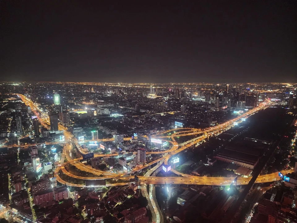 ดาดฟ้าพื้นหมุน ชั้น 84 โรงแรมใบหยกสกาย