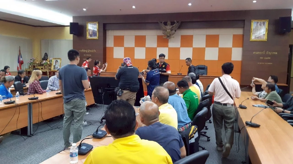 ผู้ว่าฯ กระบี่ รับปากชาวสวน แก้ปัญหาปาล์มล้นลานเท –โรงสกัด นัดถกวันพรุ่งนี้