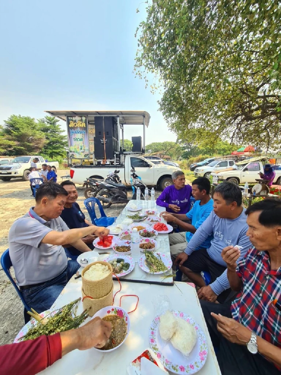 "ประเพณีลงปลา" วิถีคลายร้อนอีสาน สร้างรายได้และความสามัคคี