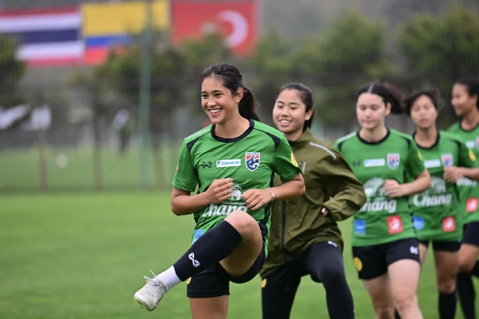 ทีมชาติไทยลงสนามฝึกซ้อมก่อนดวลโคลอมเบีย