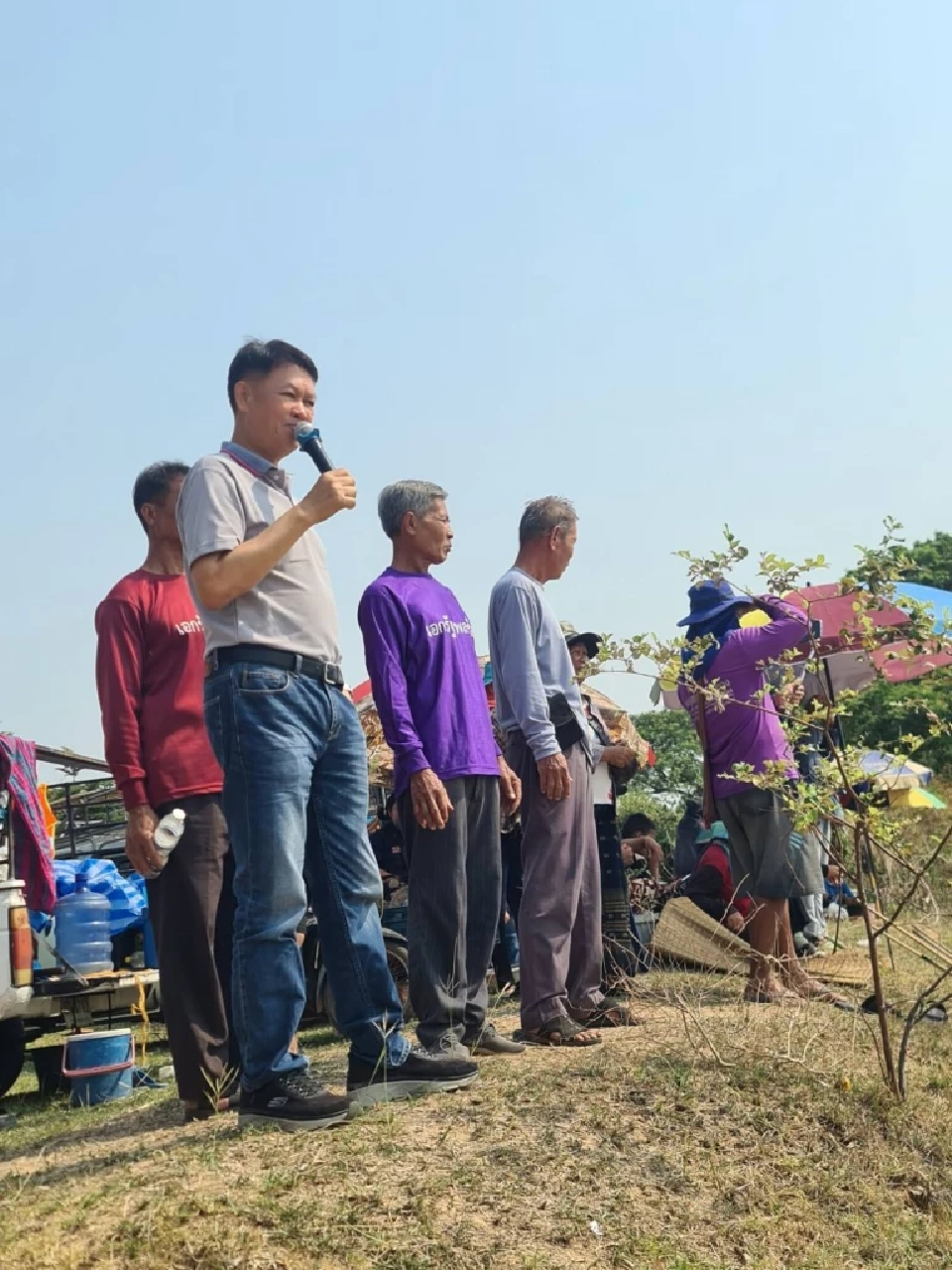 "ประเพณีลงปลา" วิถีคลายร้อนอีสาน สร้างรายได้และความสามัคคี