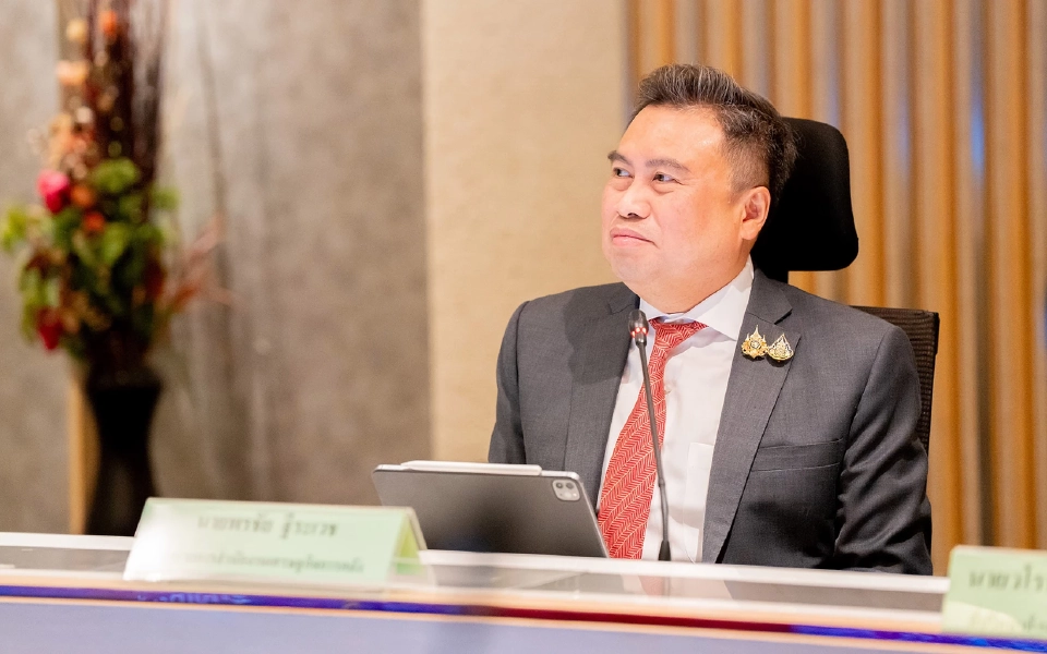 ดร.พรชัย ฐีระเวช ผู้อำนวยการสำนักงานเศรษฐกิจการคลัง (สศค.)