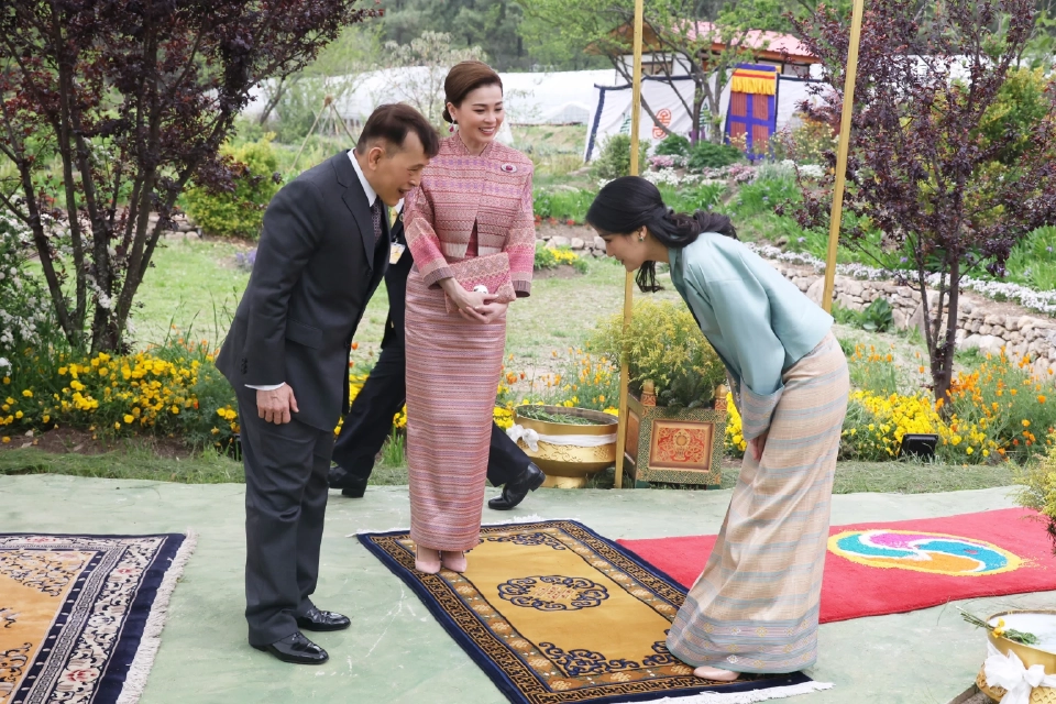 "ในหลวง-พระราชินี" เสด็จฯ โครงการหลวงเดเชน โชลิง ประเทศภูฏาน