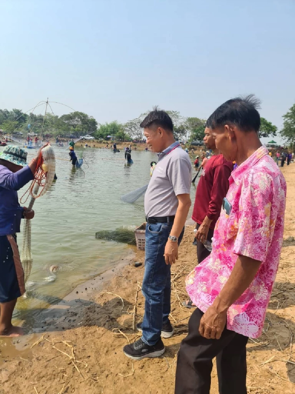 "ประเพณีลงปลา" วิถีคลายร้อนอีสาน สร้างรายได้และความสามัคคี