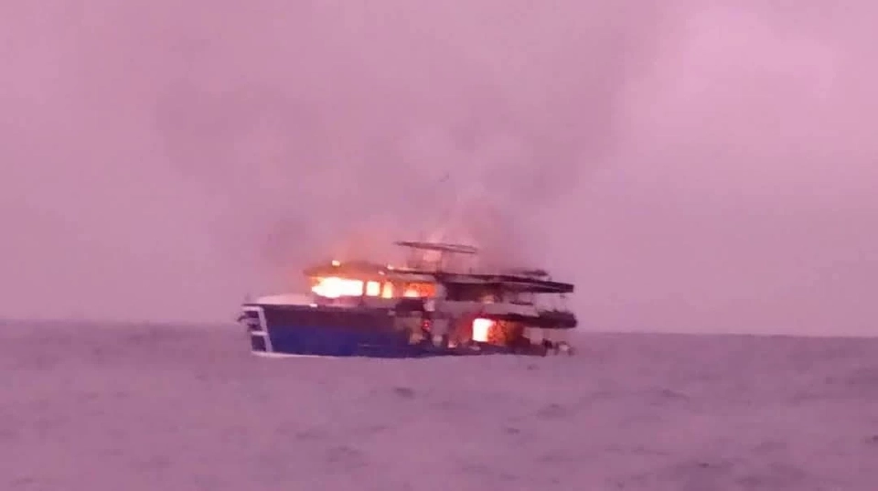 "ไฟไหม้เรือท่องเที่ยว" ดำน้ำลึกเขาหลักพังงา นักท่องเที่ยว 26 รอด