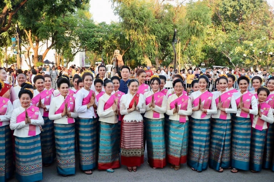 “เชียงใหม่” ทุบสถิติโลก “ฟ้อนเล็บล้านนา“ สมโภชเชียงใหม่ 729 ปี
