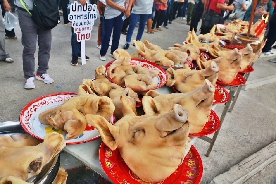 ผู้เลี้ยงหมูไทย หวั่นรัฐบาลไฟเขียวนำเข้าเครื่องในจากสหรัฐ กระทบตลาด 3 แสนล้านบาท