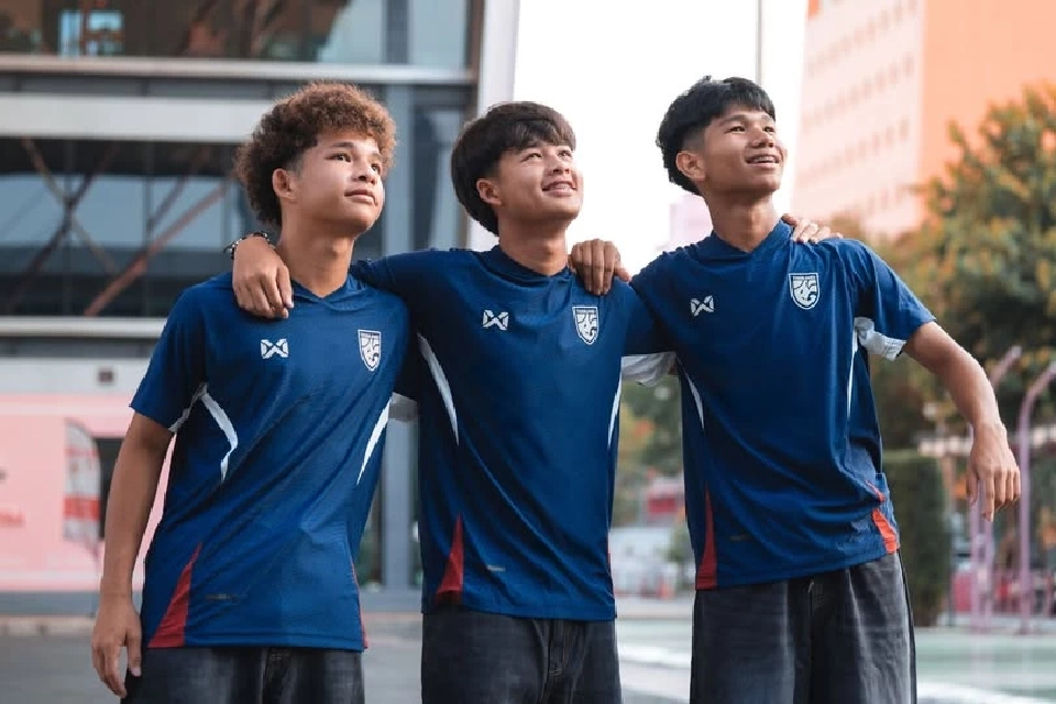 ทีมชาติไทย จะสวมชุดสีน้ำเงิน ผู้รักษาประตู สีเหลือง ในเกมที่จะพบกับ อุซเบกิสถาน