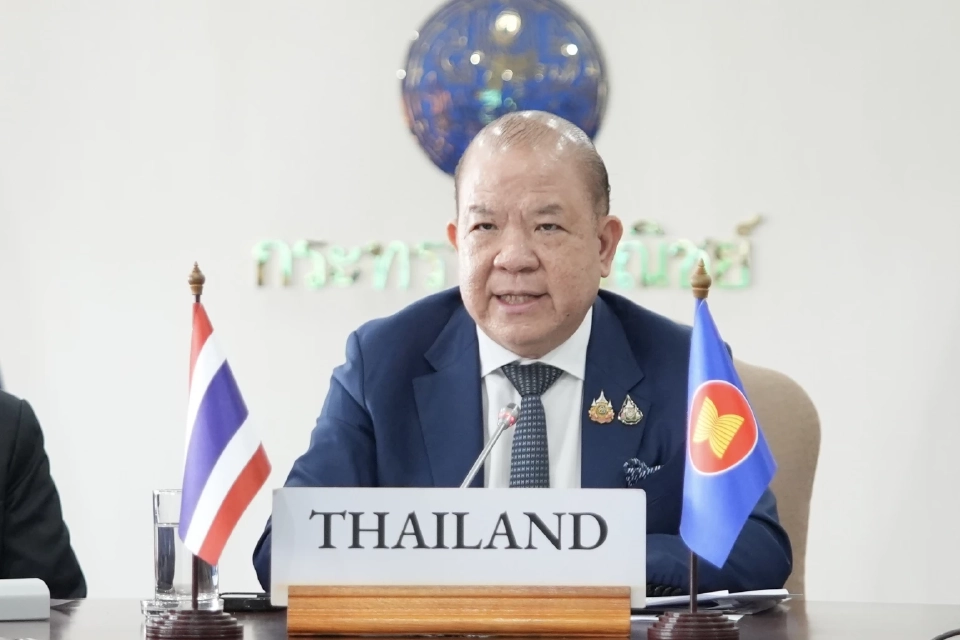 นายพิชัย  นริพทะพันธุ์ รัฐมนตรีว่าการกระทรวงพาณิชย์