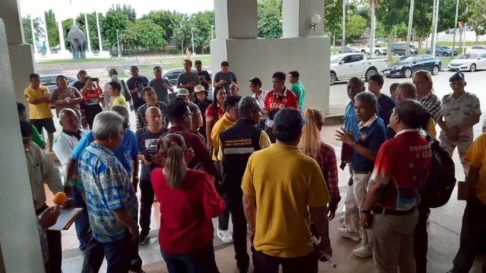 ผู้ว่าฯ กระบี่ รับปากชาวสวน แก้ปัญหาปาล์มล้นลานเท –โรงสกัด นัดถกวันพรุ่งนี้