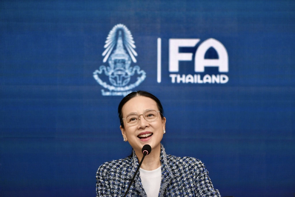 มาดามแป้ง หรือ นวลพรรณ ล่ำซำ นายกสมาคมกีฬาฟุตบอลแห่งประเทศไทยฯ