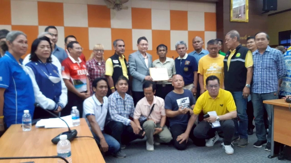 ผู้ว่าฯ กระบี่ รับปากชาวสวน แก้ปัญหาปาล์มล้นลานเท –โรงสกัด นัดถกวันพรุ่งนี้