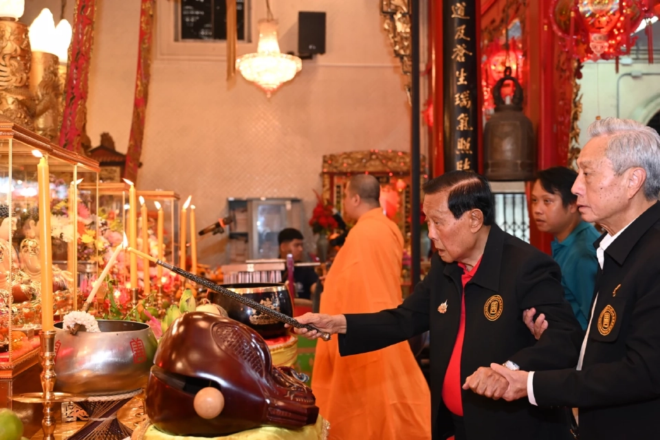 ประกอบพิธีจุดเทียนเปิดงานฉลองบรรลุธรรมหลวงปู่ไต้ฮง ปี 2568