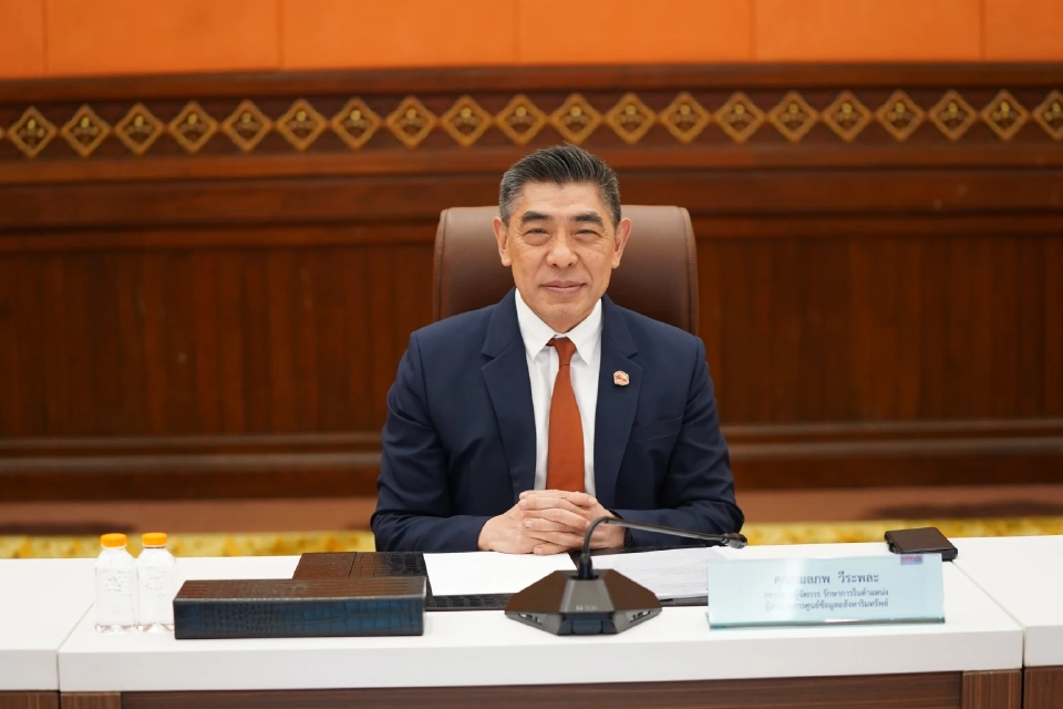 นายกมลภพ วีระพละ กรรมการผู้จัดการ ธนาคารอาคารสงเคราะห์ 