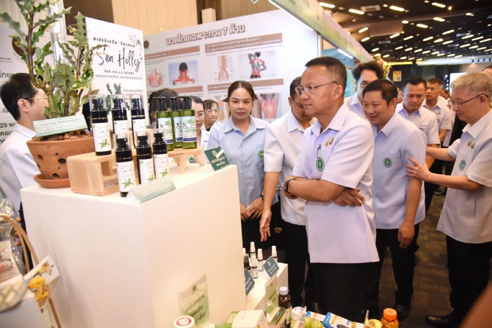 'สมศักดิ์' ลุย สมุทรปราการ จัด 12 คลินิกบริการสุขภาพครบทุกช่วงวัย