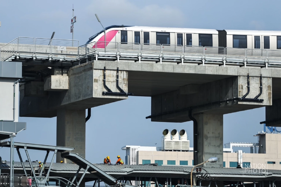 ทดลองนั่งฟรี รถไฟฟ้าสายสีชมพู "น้องนมเย็น" เข้าเมืองทองธานี